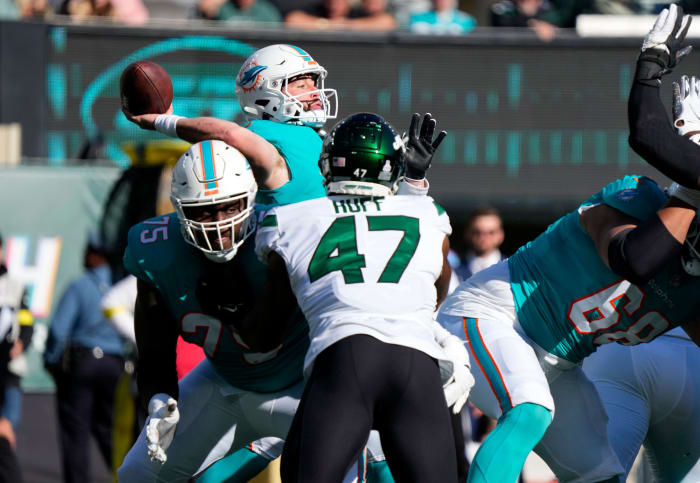 DE Bryce Huff pressures Dolphins QB Skylar Thompson